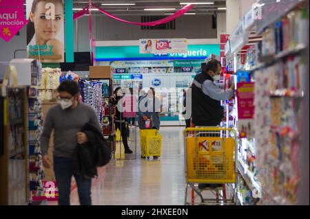 Les gens vérifient sur l'auto-nettoyage et les produits de médecine pendant le premier jour de 2022 sans TVA pour acheter des vêtements et des appareils électroniques sans frais de 19% de taxe sur certains produits, à Bogota, Colombie, le 11 mars 2022. Banque D'Images