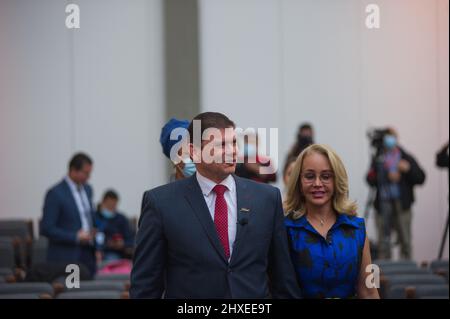 Le candidat à la présidence John Milton Rodriguez signe sa candidature présidentielle le long de sa candidate à la vice-présidence Sandra de las Lajas Torres Paz du parti politique 'Colombia Justa y Libres'. À Bogota, Colombie, le 11 mars 2022. Banque D'Images