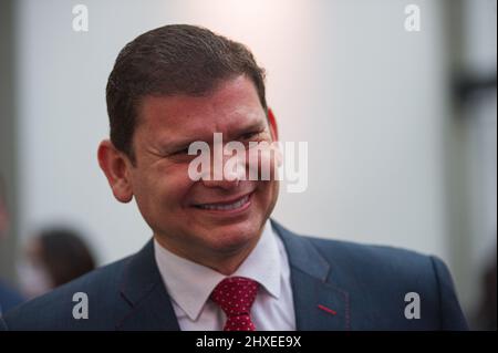 Le candidat à la présidence John Milton Rodriguez signe sa candidature présidentielle le long de sa candidate à la vice-présidence Sandra de las Lajas Torres Paz du parti politique 'Colombia Justa y Libres'. À Bogota, Colombie, le 11 mars 2022. Banque D'Images