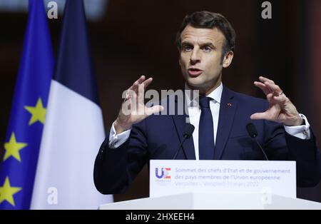 Paris, France. 11th mars 2022. Le président français Emmanuel Macron s'adresse à une conférence de presse après une réunion informelle des chefs d'Etat de l'UE au Château de Versailles, près de Paris, France, le 11 mars 2022. Credit: Gao Jing/Xinhua/Alamy Live News Banque D'Images