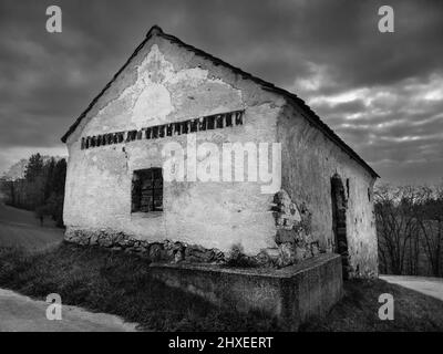 Ancien bâtiment agricole dans la région de Mostviertel en Basse-Autriche à Moody Monochrome Noir et blanc Banque D'Images