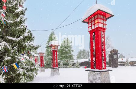 Neige dans le village du Père Noël avec le cercle arctique à Rovaniemi, Laponie, Finlande. Banque D'Images