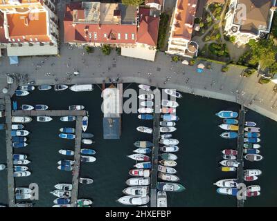 Vue panoramique aérienne du paysage de Balaklava avec des bateaux et la mer dans la baie de la marina au coucher du soleil. Attraction touristique de Crimée Sébastopol. Vue de dessus de drone Banque D'Images