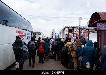 Espagne. 08th mars 2022. Les réfugiés d'Ukraine attendent dans la ligne alors qu'ils traversent la frontière entre la Pologne et l'Ukraine et fuient la guerre Russie-Ukraine à Shepyni, en Ukraine, le 8 mars 2022. Plus de 2,5 millions de personnes ont déjà quitté le pays. (Photo par Davide Bonaldo/Sipa USA) crédit: SIPA USA/Alay Live News Banque D'Images