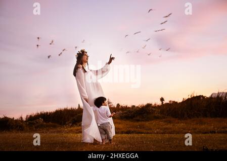 Vous êtes mon soleil, ma lune et mes étoiles. Photo d'une jeune mère et de son fils à l'extérieur. Banque D'Images