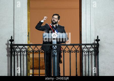 Santiago, Chili. 11th mars 2022. Le président chilien Gabriel Boric font prononce un discours à Santiago, au Chili, le 11 mars 2022. Gabriel Boric font, un gauchiste de 36 ans, a été inauguré vendredi en tant que nouveau président du Chili, le plus jeune à occuper ce poste, pour la période comprise entre 2022 et 2026. Credit: Jorge Villegas/Xinhua/Alamy Live News Banque D'Images