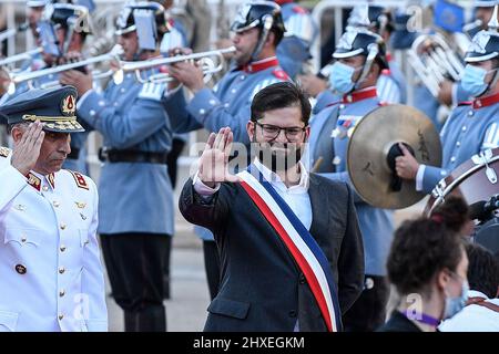 Santiago, Chili. 11th mars 2022. Le président chilien Gabriel Boric font la vague à la foule à Santiago, au Chili, le 11 mars 2022. Gabriel Boric font, un gauchiste de 36 ans, a été inauguré vendredi en tant que nouveau président du Chili, le plus jeune à occuper ce poste, pour la période comprise entre 2022 et 2026. Credit: Jorge Villegas/Xinhua/Alamy Live News Banque D'Images