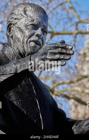 Statue de Nelson Mandela sur la place du Parlement, Londres, Angleterre Banque D'Images