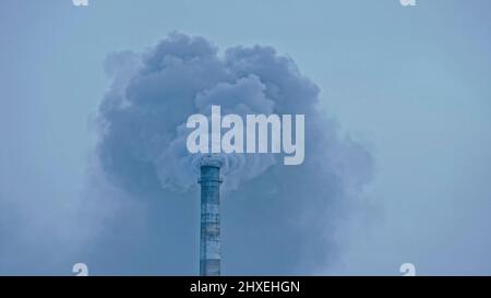 Cette fumée venant de la cheminée dans une usine.Émissions nocives dans l'atmosphère, provenant du tuyau.Endommager gravement l'environnement.Certificat d'authenticité de la pile d'usine Banque D'Images