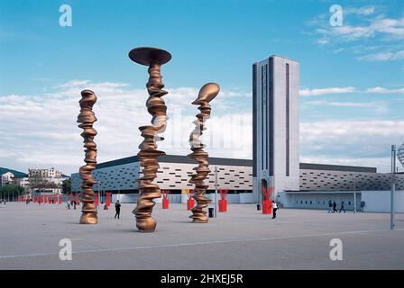 Turin, Italie - janvier 2006 : la sculpture de Tony Cragg 'points de vue' sur la place olympique de Turin Banque D'Images