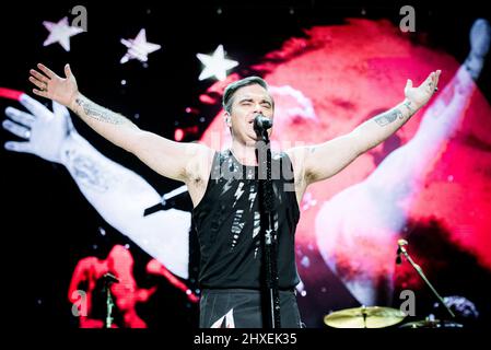 ITALIE, BAROLO, COLLISIONI FESTIVAL: Le chanteur britannique, auteur-compositeur et ancien prendre ce membre, Robbie Williams en direct sur scène au festival Collioni 2017 pour la tournée “The Heavy Entertainment Show”. Banque D'Images