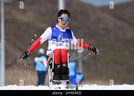 Zhangjiakou, province chinoise du Hebei. 12th mars 2022. Yang Hongqiong, de Chine, participe à la finale de séance de ski de fond de mi-distance des femmes paraolympiques d'hiver de Beijing 2022 au Centre national de biathlon de Zhangjiakou, dans la province de Hebei, dans le nord de la Chine, le 12 mars 2022. Credit: Zhao Zishuo/Xinhua/Alay Live News Banque D'Images