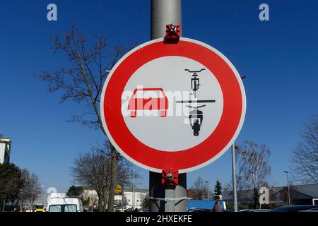 Panneau de signalisation, pas de dépassement par les véhicules à voie unique, Berlin Banque D'Images