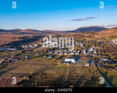 Vue aérienne de Glenties dans le comté de Donegal, Irlande. Banque D'Images