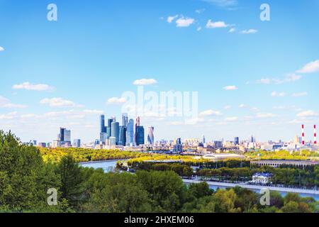 Panorama de Moscou avec les gratte-ciels de la ville de Moscou vus de Sparrow Hills Banque D'Images