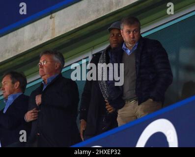 **FICHIER PIC** le propriétaire de Chelsea, Roman Abramovich, a vu ses actifs gelés car des sanctions ont été imposées au milliardaire russe. ** Chelsea / Sunderland . . Londres, Royaume-Uni . . 19.12.2015 Chelsea Interim Manager Guus Hiddink, Didier Drogba et Roman Abramovich (propriétaire de Chelsea). © Paul Marriott Photography Banque D'Images