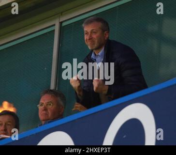 **FICHIER PIC** le propriétaire de Chelsea, Roman Abramovich, a vu ses actifs gelés car des sanctions ont été imposées au milliardaire russe. ** Chelsea / Sunderland . . Londres, Royaume-Uni . . 19.12.2015 Chelsea Interim Manager Guus Hiddink et un roman Abramovich (propriétaire de Chelsea). © Paul Marriott Photography Banque D'Images