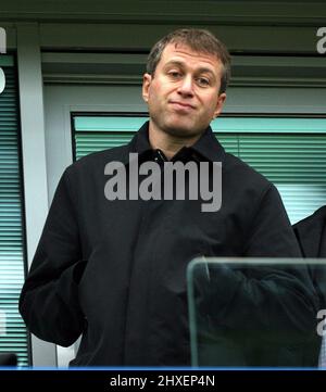 **FICHIER PIC** le propriétaire de Chelsea, Roman Abramovich, a vu ses actifs gelés car des sanctions ont été imposées au milliardaire russe. ** Pic: Paul Marriott . . Chelsea / Watford . . 11.11.06 le propriétaire de Chelsea Roman Abramovich. Banque D'Images