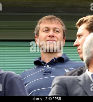 **FICHIER PIC** le propriétaire de Chelsea, Roman Abramovich, a vu ses actifs gelés car des sanctions ont été imposées au milliardaire russe. ** Pic: Paul Marriott . . Chelsea / Portsmouth . . 17.08.08 Roman Abramovich, propriétaire de Chelsea. Banque D'Images