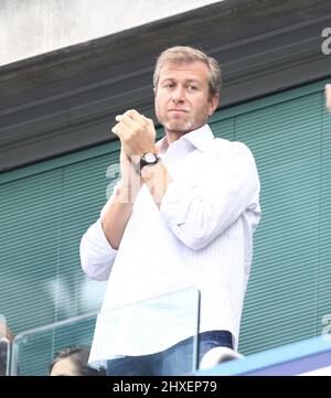 **FICHIER PIC** le propriétaire de Chelsea, Roman Abramovich, a vu ses actifs gelés car des sanctions ont été imposées au milliardaire russe. ** Pic: Paul Marriott . . Chelsea / Hull City . . 15.08.09 le propriétaire de Chelsea Roman Abramovich. Banque D'Images