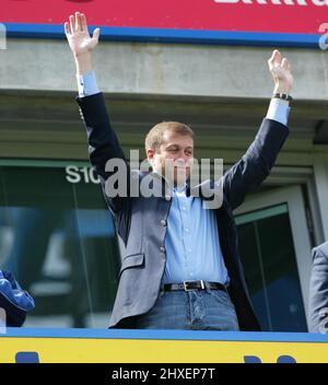 **FICHIER PIC** le propriétaire de Chelsea, Roman Abramovich, a vu ses actifs gelés car des sanctions ont été imposées au milliardaire russe. ** Pic: Paul Marriott . . Chelsea / Charlton Athletic . . 07.05.05 Romaine Abramovich fête. Banque D'Images