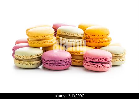 Doux macarons colorés. Macarons traditionnels français. Dessert savoureux isolé sur fond blanc. Banque D'Images