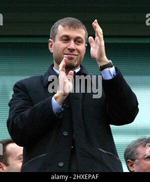 **FICHIER PIC** le propriétaire de Chelsea, Roman Abramovich, a vu ses actifs gelés car des sanctions ont été imposées au milliardaire russe. ** Pic: Paul Marriott . . Chelsea / Portsmouth . . 28.12.03 le propriétaire de Chelsea Roman Abramovich. Banque D'Images