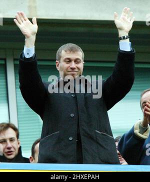 **FICHIER PIC** le propriétaire de Chelsea, Roman Abramovich, a vu ses actifs gelés car des sanctions ont été imposées au milliardaire russe. ** Pic: Paul Marriott . . Chelsea / Portsmouth . . 28.12.03 le propriétaire de Chelsea Roman Abramovich. Banque D'Images