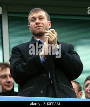 **FICHIER PIC** le propriétaire de Chelsea, Roman Abramovich, a vu ses actifs gelés car des sanctions ont été imposées au milliardaire russe. ** Pic: Paul Marriott . . Chelsea / Portsmouth . . 28.12.03 le propriétaire de Chelsea Roman Abramovich. Banque D'Images