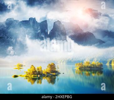 Vue sur les îles et les eaux turquoise du lac Eibsee. Scène spectaculaire et pittoresque. Emplacement place Garmisch-Partenkirchen, alp. Bavaroise, Europe. A Banque D'Images