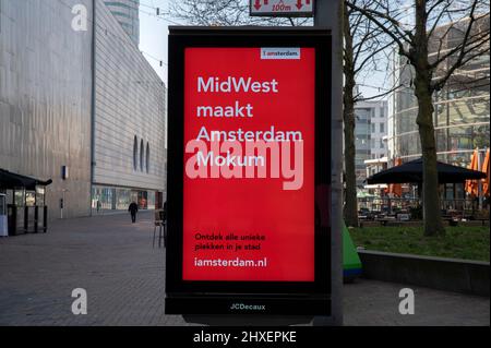 Monitor Screen Advertising Midwest Maakt Amsterdam Mokum à Amsterdam pays-Bas 11-3-2022 Banque D'Images