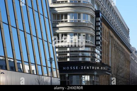 Berlin, Allemagne. 09th mars 2022. Le nouveau bâtiment (l) de la maison d'édition Axel Springer. L'entrée de la Mosse-Zentrum-Berlin se trouve sur la droite. La conception du bâtiment de bureau moderne est le fait du célèbre architecte hollandais Rem Koolhaas (Office for Metropolitan Architecture), qui a remporté plus de 17 cabinets d'architecture lors d'un précédent concours de planification. Credit: Soeren Stache/dpa-Zentralbild/dpa/Alay Live News Banque D'Images