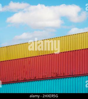 Pile de boîtes de conteneurs, fret cargo navire pour importation export lo. Photo de haute qualité Banque D'Images