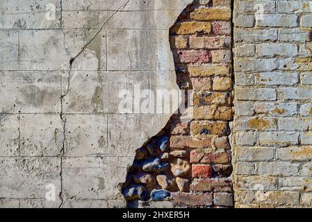 Un mur en plâtre très abîmé et texturé Banque D'Images