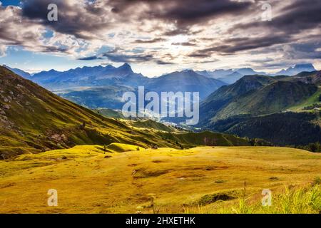 Superbe vue sur la vallée du Val di Fassa. Parc national des Dolomites (Dolomiti), col de Pordoi. Lieu Livinallongo del Col di Lana, province Belluno, Venet Banque D'Images