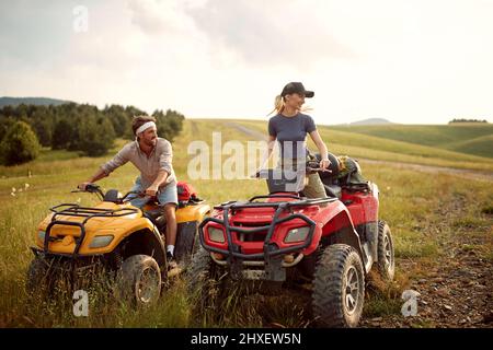 Les gens qui voyagent sur le quad rouge.quad sur les montagnes Banque D'Images