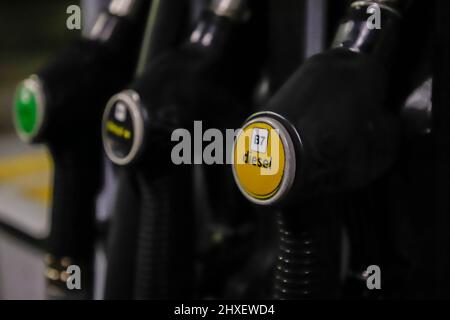 Milan, Italie. 12th mars 2022. Carburant diesel pendant la hausse des prix du carburant due à l'invasion de l'Ukraine par la Russie, News à Milan, Italie, mars 12 2022 crédit: Independent photo Agency/Alay Live News Banque D'Images