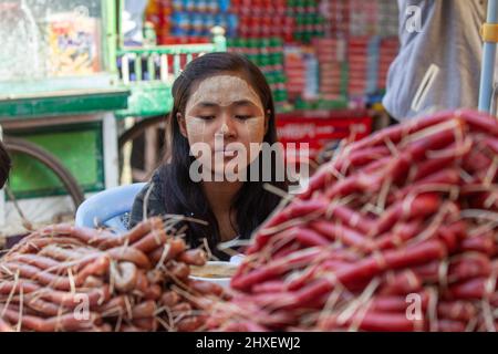 Mandalay, Myanmar - 13 janvier 2016 : vendeurs et travailleurs sur le marché de Mandalay, au Myanmar. Banque D'Images