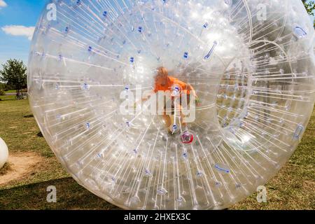 Les enfants ont beaucoup de plaisir dans la balle "zorbing" Banque D'Images