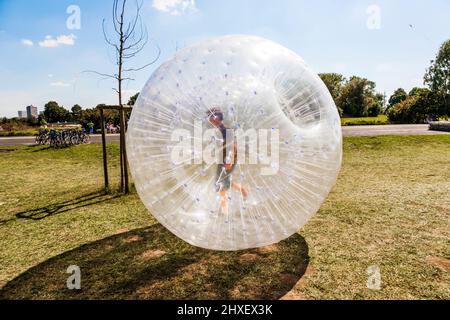 Les enfants ont beaucoup de plaisir dans la balle "zorbing" Banque D'Images