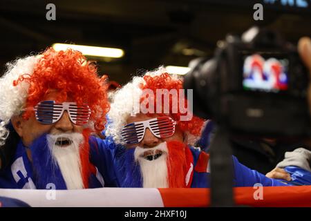 Cardiff, Royaume-Uni. 11th mars 2022. Deux fans français de rugby posent pour un appareil photo de photographe. Championnat Guinness six Nations 2022, pays de Galles v France au stade de la Principauté à Cardiff le vendredi 11th mars 2022. photo par Andrew Orchard/Andrew Orchard sports Photography/ Alay Live News crédit: Andrew Orchard sports Photography/Alay Live News Banque D'Images