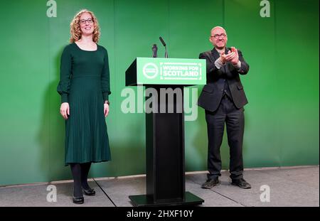 Lorna Slater et Patrick Harvie, co-leaders du parti, sont sur scène lors de la conférence Scottish Green Party à l'hôtel Stirling court, dans le domaine de l'Université de Stirling. Date de la photo: Samedi 12 mars 2022. Banque D'Images