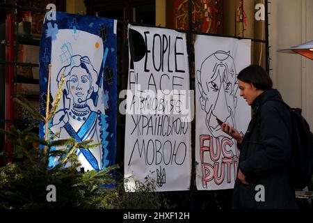 LVIV, UKRAINE - 11 MARS 2022 - des affiches sont présentées dans le centre de Lviv, dans l'ouest de l'Ukraine. Banque D'Images