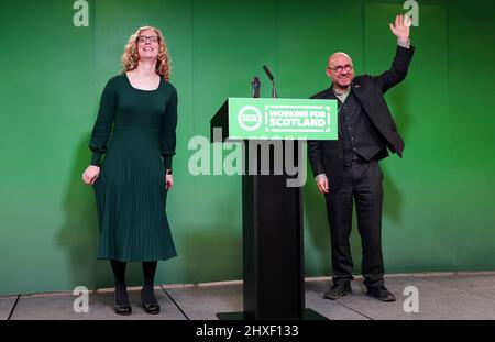 Lorna Slater et Patrick Harvie, co-leaders du parti, sont sur scène lors de la conférence Scottish Green Party à l'hôtel Stirling court, dans le domaine de l'Université de Stirling. Date de la photo: Samedi 12 mars 2022. Banque D'Images