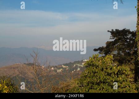 La photographie a été prise dans l'après-midi sous le ciel bleu, la pointe des chaînes de l'himalaya remplies de neige sont partiellement visibles en arrière-plan Banque D'Images