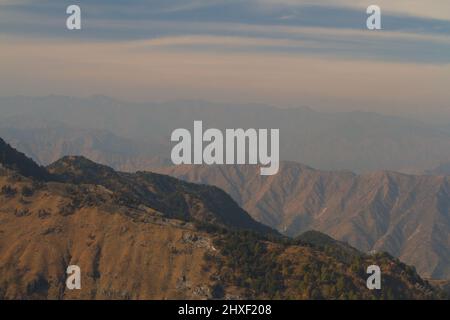 La photographie a été prise dans l'après-midi sous le ciel bleu, la pointe des chaînes de l'himalaya remplies de neige sont partiellement visibles en arrière-plan Banque D'Images