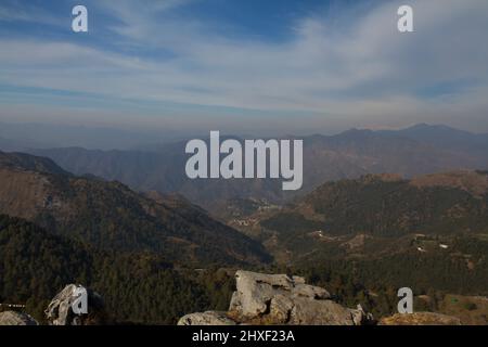 La photographie a été prise dans l'après-midi sous le ciel bleu, la pointe des chaînes de l'himalaya remplies de neige sont partiellement visibles en arrière-plan Banque D'Images