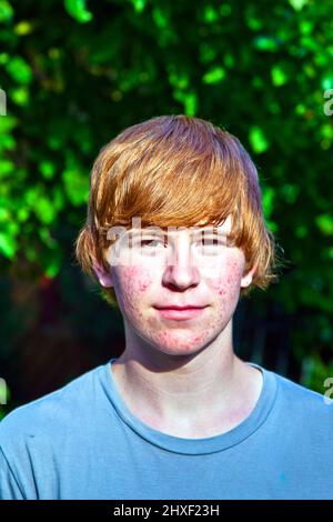 Portrait of cute boy dans la puberté aux cheveux rouges Banque D'Images