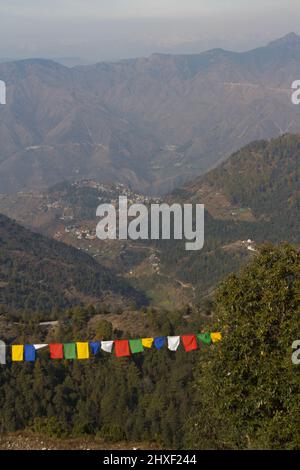 La pointe des chaînes de l'Himalaya remplies de neige sont partiellement visibles en arrière-plan avec des drapeaux tibétains au premier plan Banque D'Images