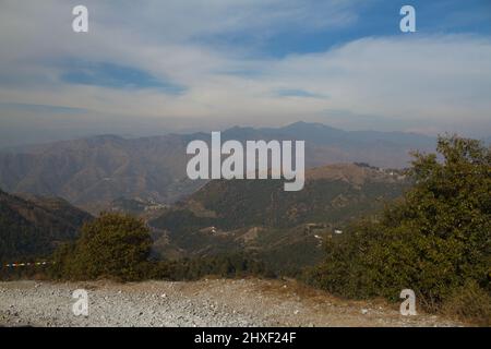 La photographie a été prise dans l'après-midi sous un ciel bleu, avec des rochers au premier plan et des sommets enneigés en arrière-plan Banque D'Images
